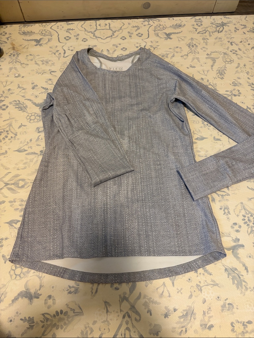 Fleo Women's Long Sleeve Crewneck Top in Heather Gray